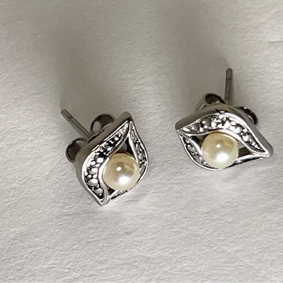 Avon Romantic Ensemble Silver Tone Faux  Pearl Stud Earrings - Picture 6 of 6